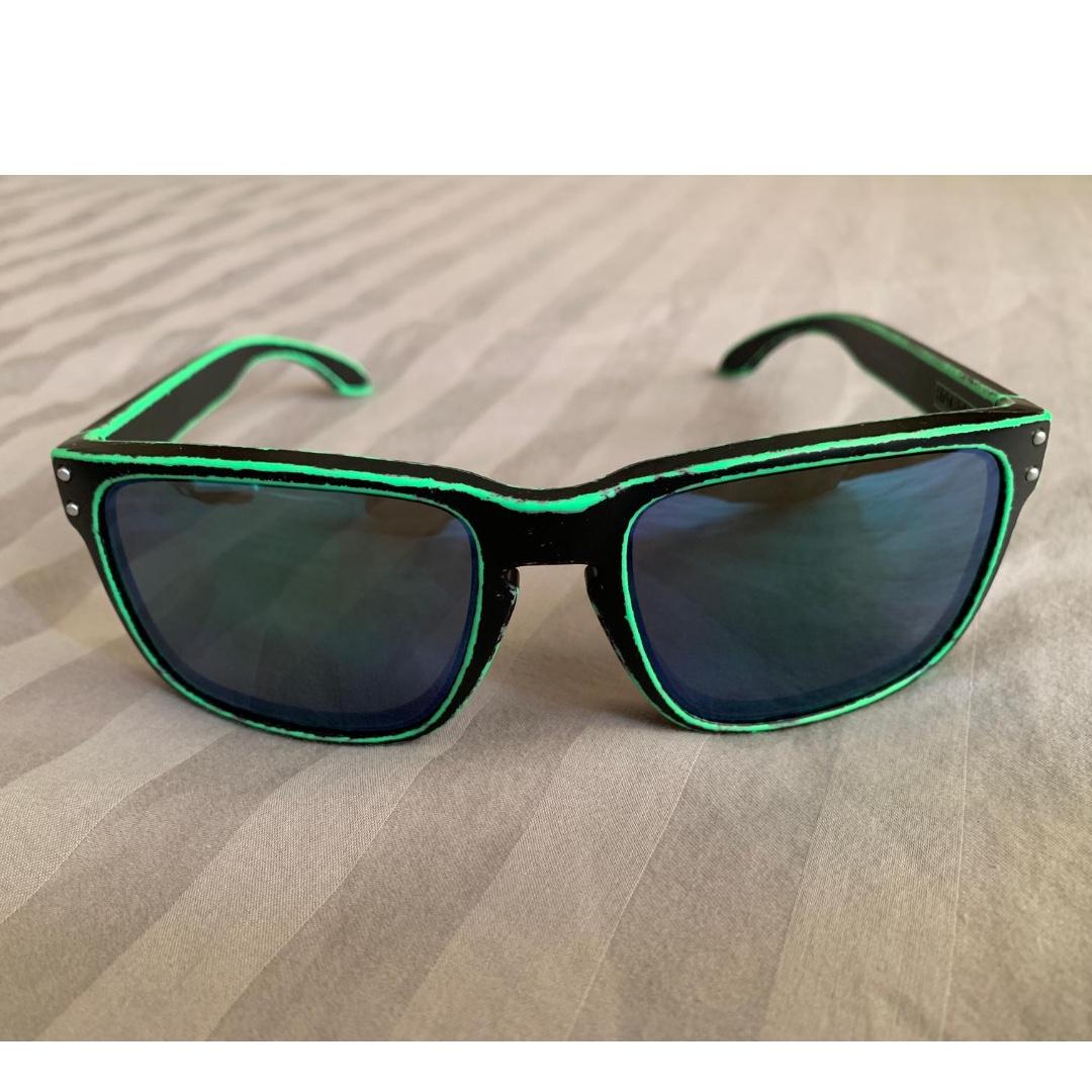BRAND NEW Oakley Holbrook Polarized Men s Fashion Watches