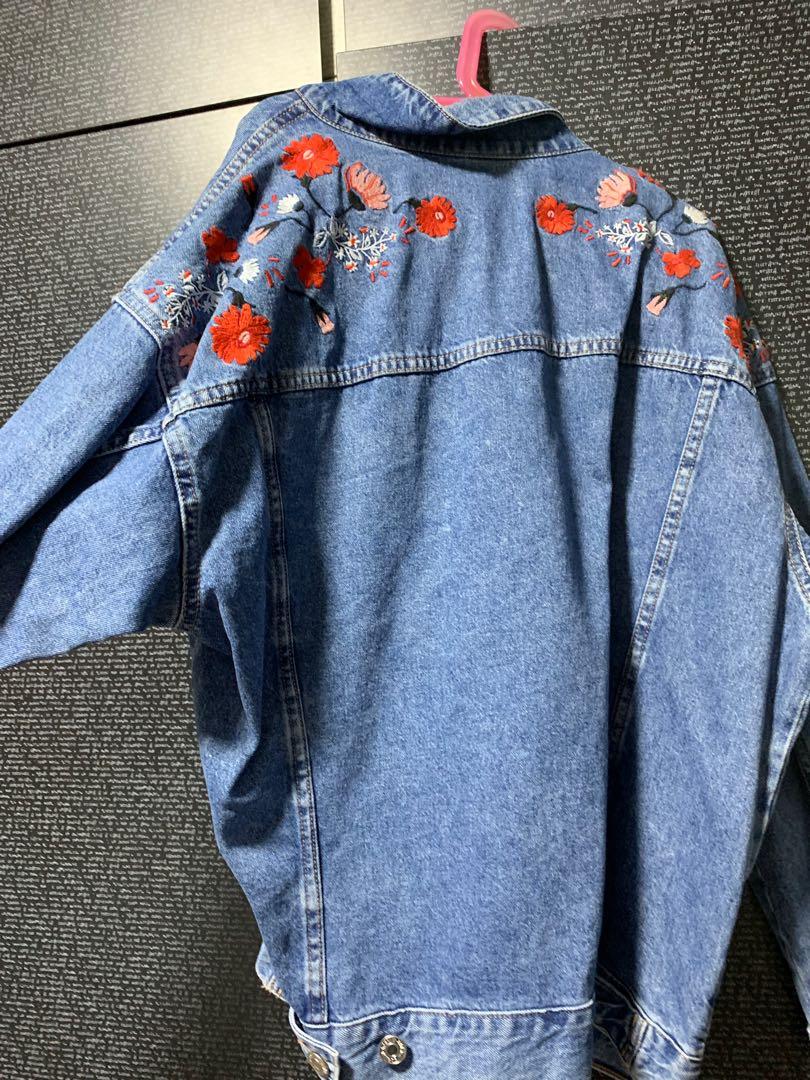 Denim jacket (Category: Coats, Jackets and Outerwear) located in Singapore. Submitted by artislife (Listing ID 249248076, Image 2). Description: .