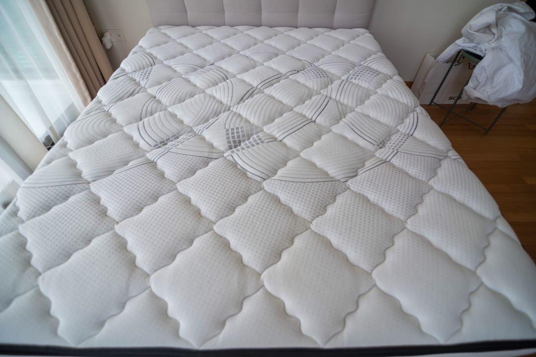 King Koil Queen mattress, base and headrest set., Furniture & Home