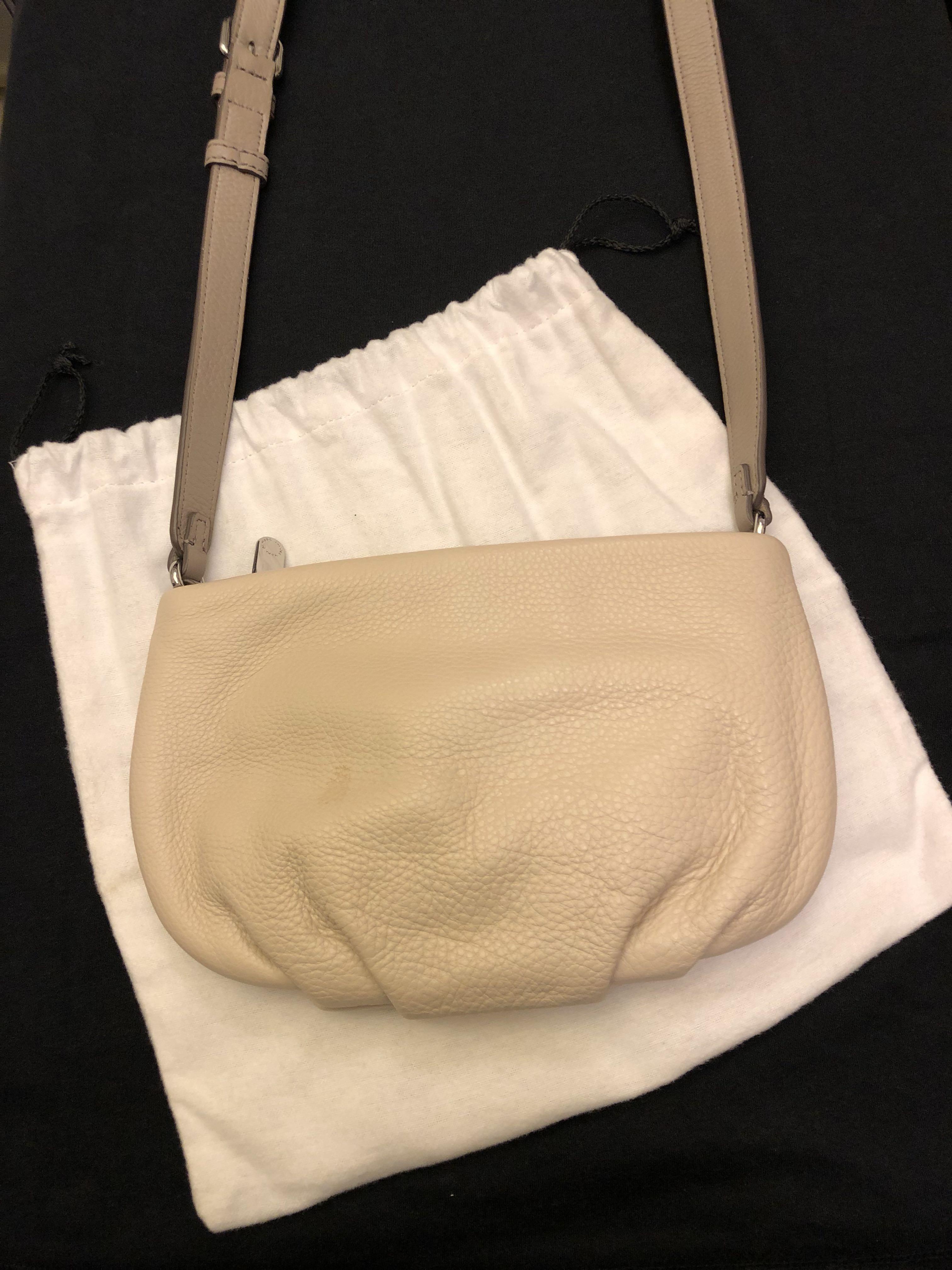 Marc Jacobs （分類：長銀包）位於 Hong Kong。 由 calaman 提交（商品編號 249244464，圖片 3）。簡介： Marc by Marc Jacobs small crossbody bag 全新，未用過 購自香港SOGO 有dust bag。
