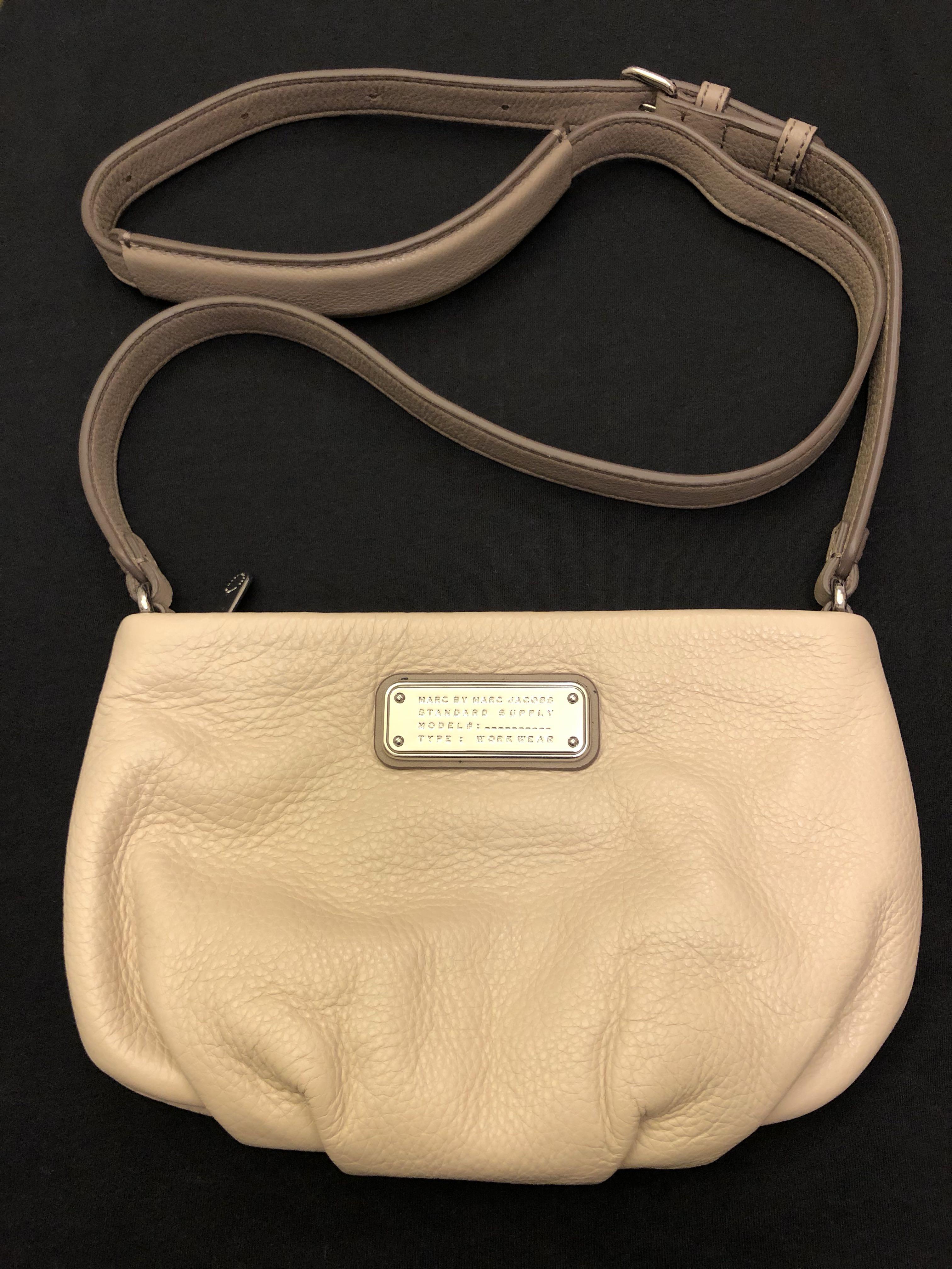 Marc Jacobs （分類：長銀包）位於 Hong Kong。 由 calaman 提交（商品編號 249244464，圖片 1）。簡介： Marc by Marc Jacobs small crossbody bag 全新，未用過 購自香港SOGO 有dust bag。