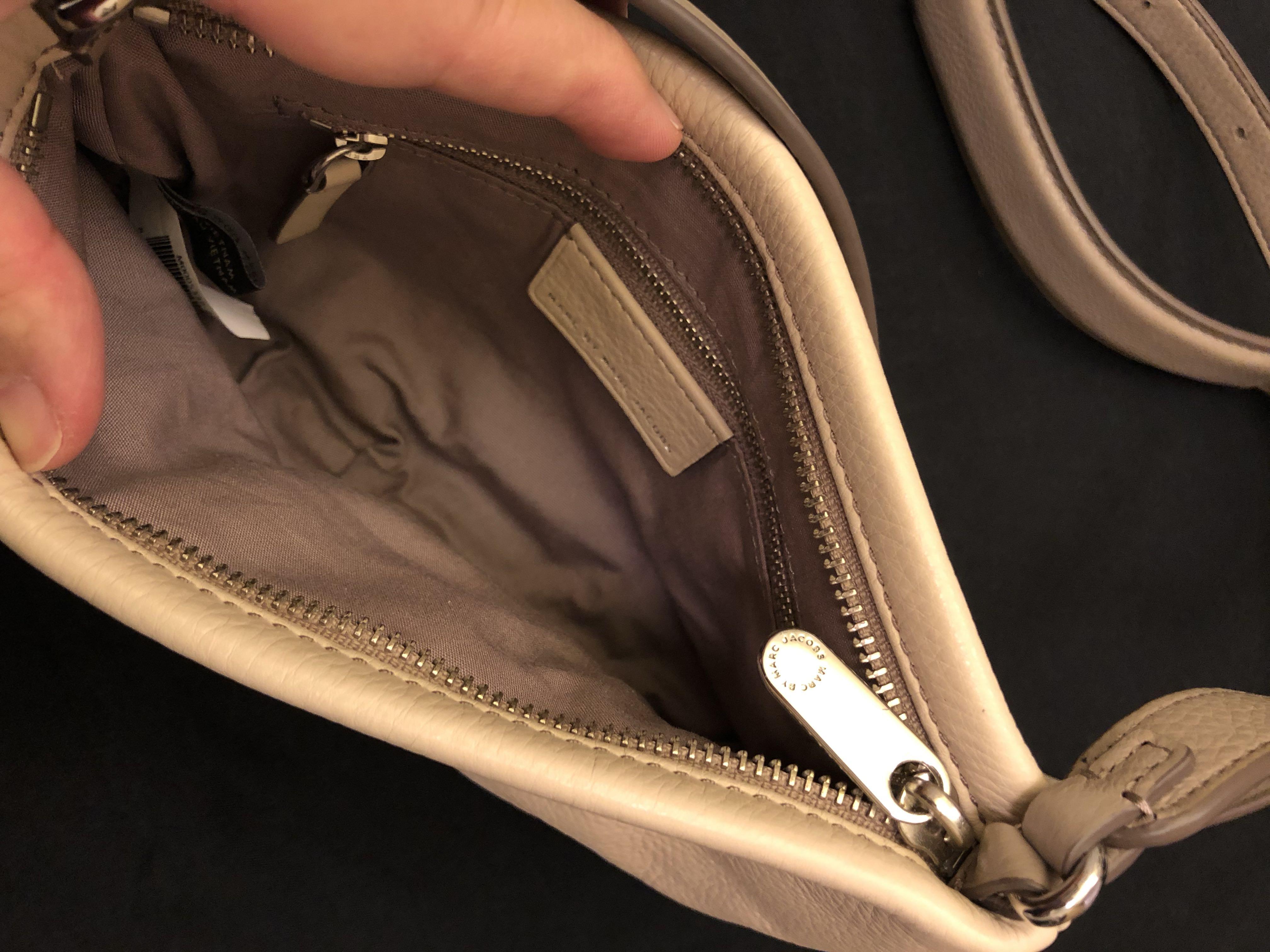 Marc Jacobs （分類：長銀包）位於 Hong Kong。 由 calaman 提交（商品編號 249244464，圖片 2）。簡介： Marc by Marc Jacobs small crossbody bag 全新，未用過 購自香港SOGO 有dust bag。