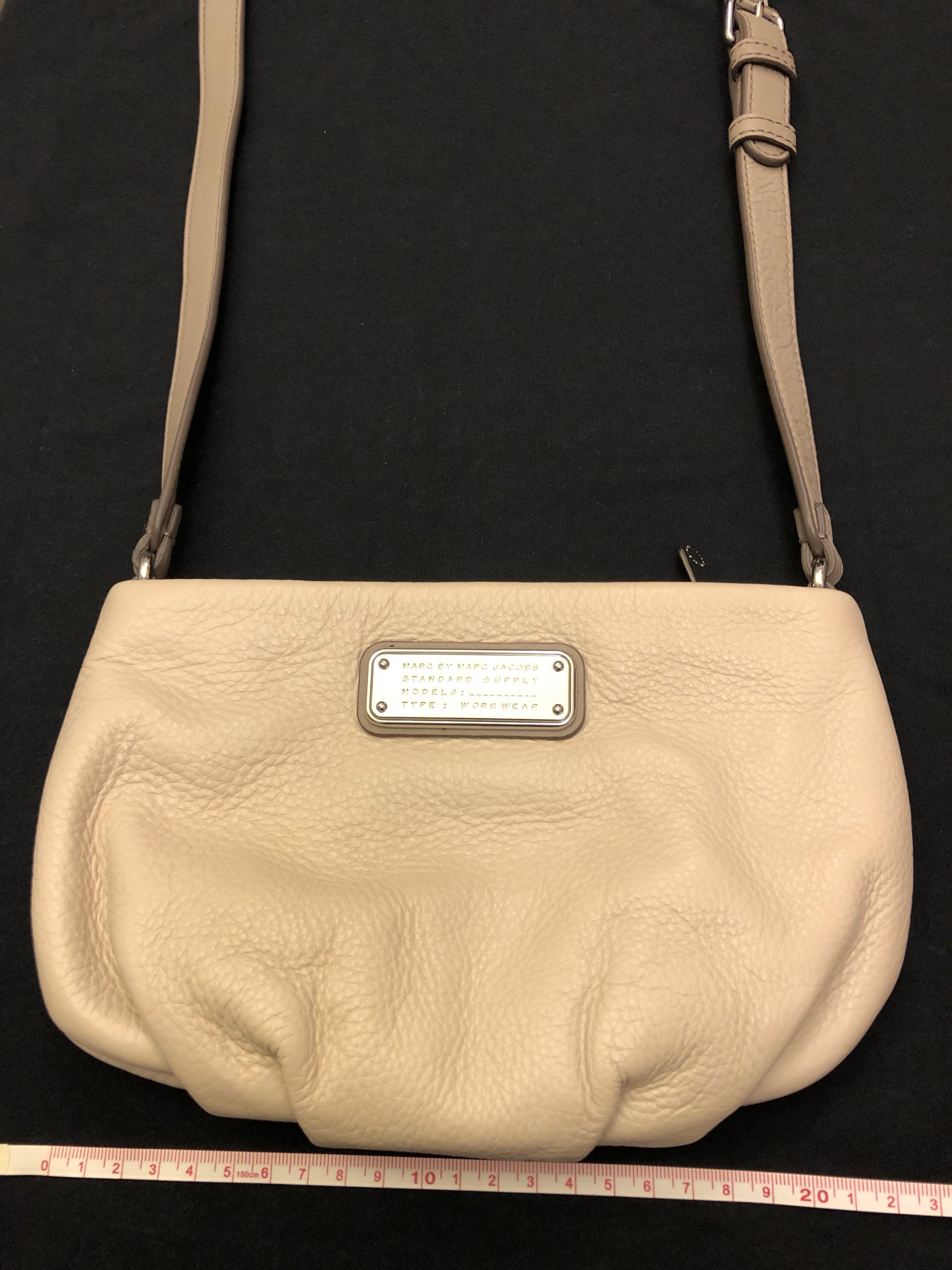 Marc Jacobs （分類：長銀包）位於 Hong Kong。 由 calaman 提交（商品編號 249244464，圖片 4）。簡介： Marc by Marc Jacobs small crossbody bag 全新，未用過 購自香港SOGO 有dust bag。