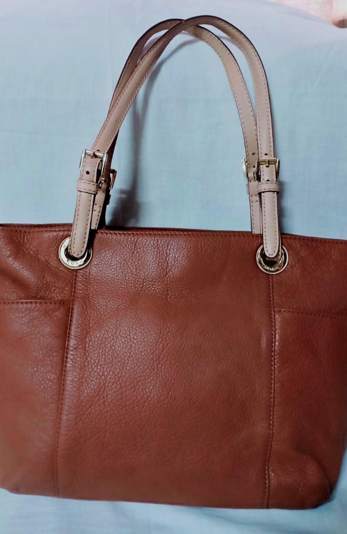 Michael kors (Category: Cross-body Bags) located in San Juan City. Submitted by stufforless (Listing ID 249258766, Image 2). Description: Preloved Michael kors bag No flaws See photos.
