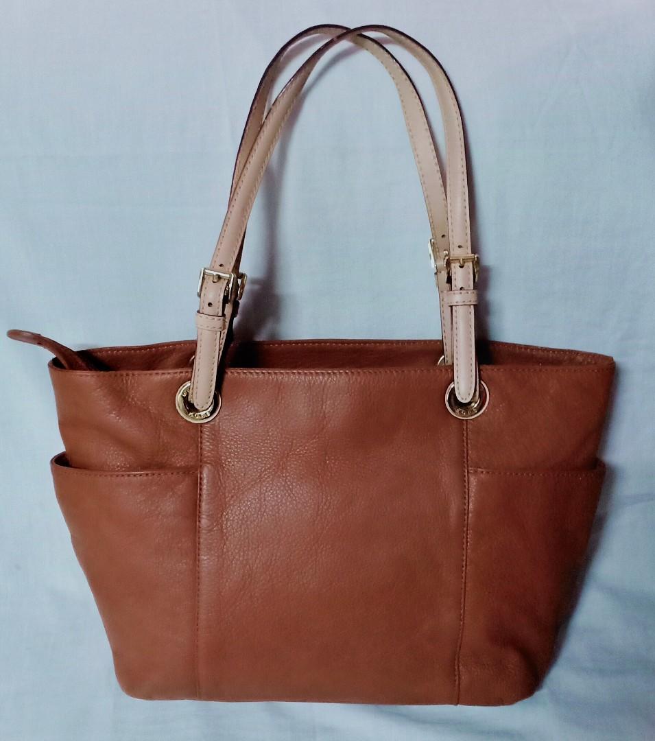 Michael kors (Category: Cross-body Bags) located in San Juan City. Submitted by stufforless (Listing ID 249258766, Image 1). Description: Preloved Michael kors bag No flaws See photos.