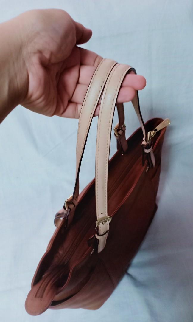 Michael kors (Category: Cross-body Bags) located in San Juan City. Submitted by stufforless (Listing ID 249258766, Image 3). Description: Preloved Michael kors bag No flaws See photos.