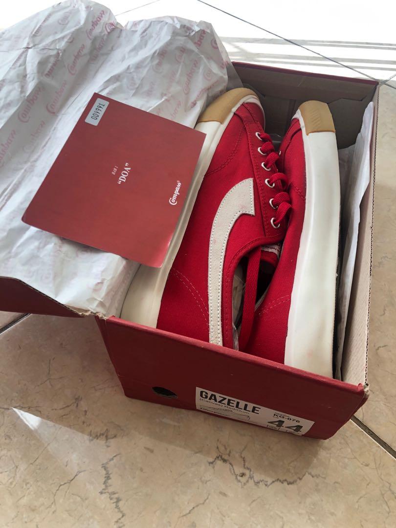 Sepatu Compass Gazelle Red/Gum Low, Fesyen Pria, Sepatu , Sneakers di  Carousell