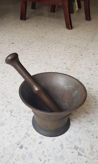 Vintage: Antique solid brass mortar and pestle