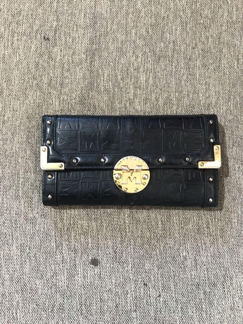 Authentic Metrocity Long Wallet (Category: Wallets & Card holders) located in Quezon City. Submitted by good.idea (Listing ID 249308500, Image 1). Description: Original Metrocity Long Wallet No flaw Minimal signs of usage Genuine leather In excellent used condition .