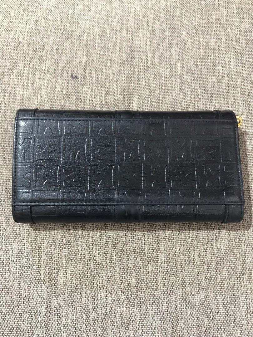 Authentic Metrocity Long Wallet (Category: Wallets & Card holders) located in Quezon City. Submitted by good.idea (Listing ID 249308500, Image 2). Description: Original Metrocity Long Wallet No flaw Minimal signs of usage Genuine leather In excellent used condition .