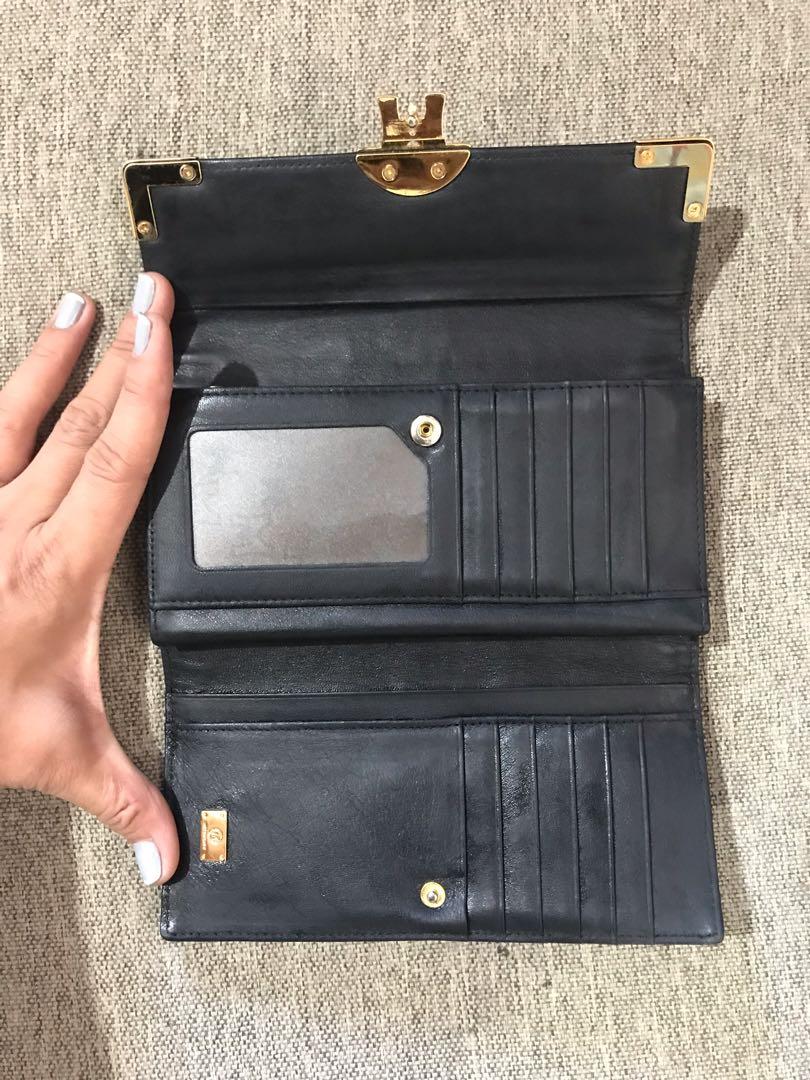 Authentic Metrocity Long Wallet (Category: Wallets & Card holders) located in Quezon City. Submitted by good.idea (Listing ID 249308500, Image 3). Description: Original Metrocity Long Wallet No flaw Minimal signs of usage Genuine leather In excellent used condition .