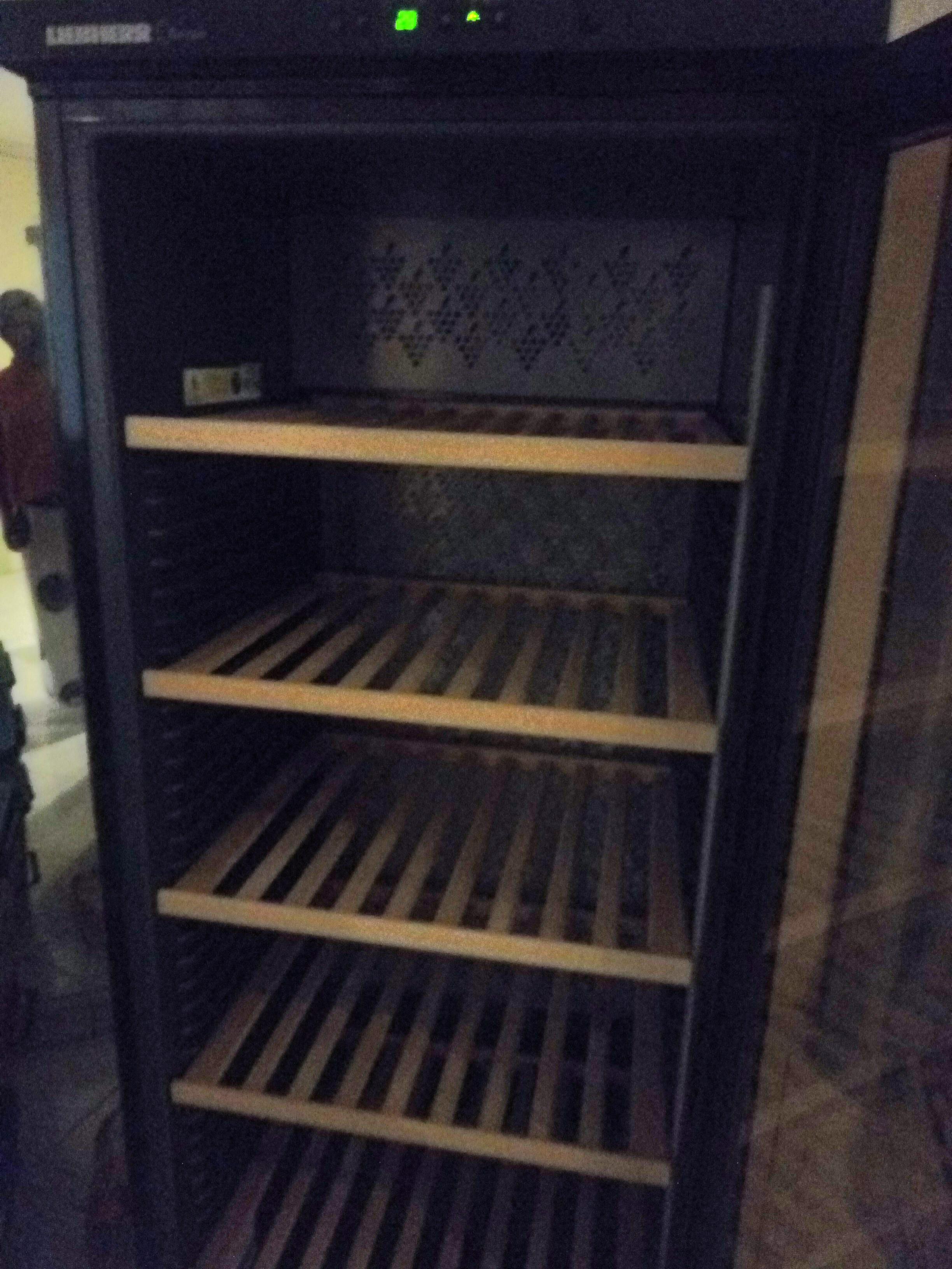 Liebherr Barrique Wine Chiller / ( WKb 4112 ), Furniture & Home