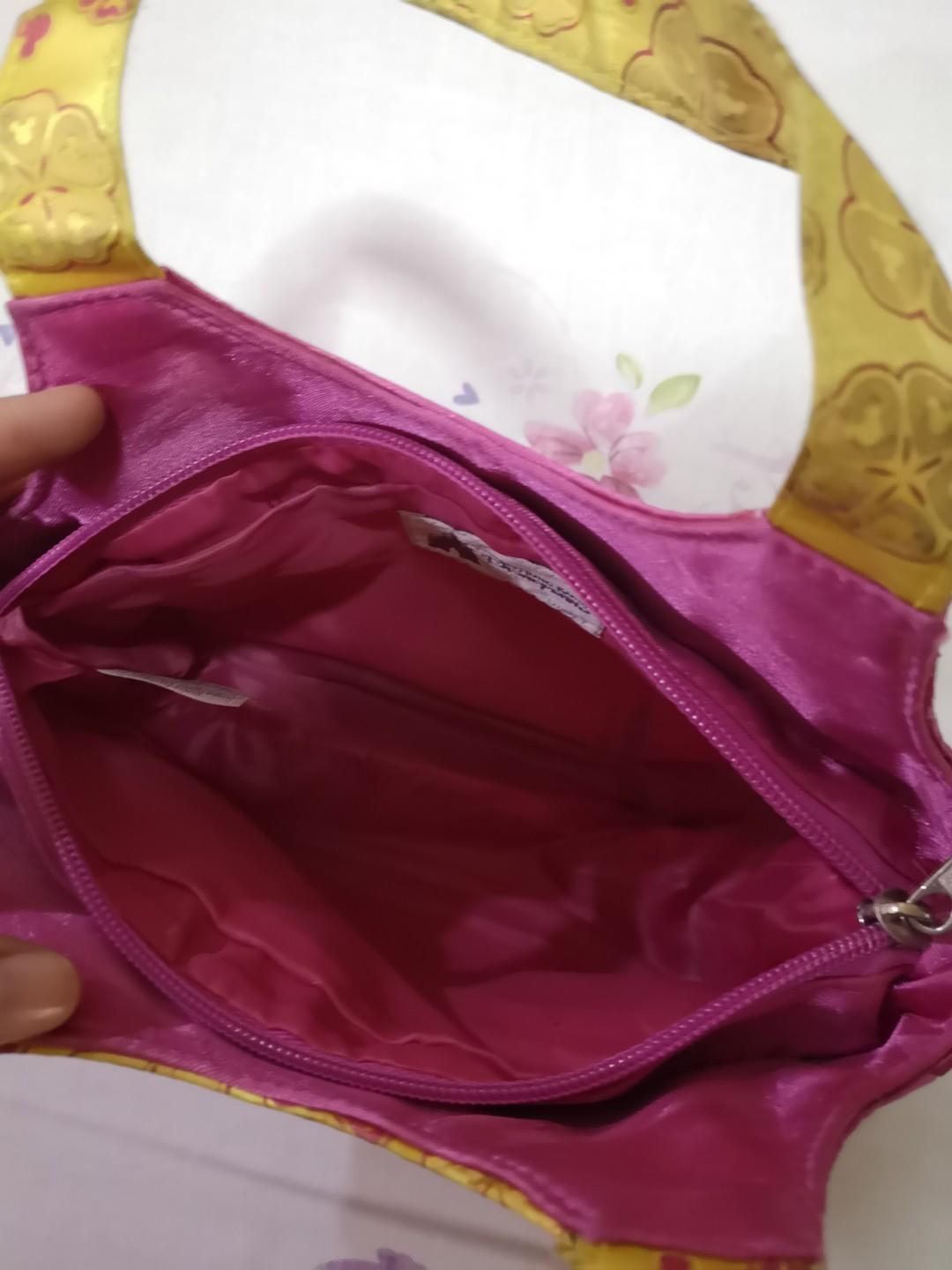 Mickey & Minnie Hand Bag (Category: Diaper Bags & Wetbags) located in Quezon City. Submitted by ddeonz (Listing ID 249398955, Image 2). Description: >Bought in HK Disneyland >Has flaws (see 3-4th pic) >Still in good condition.