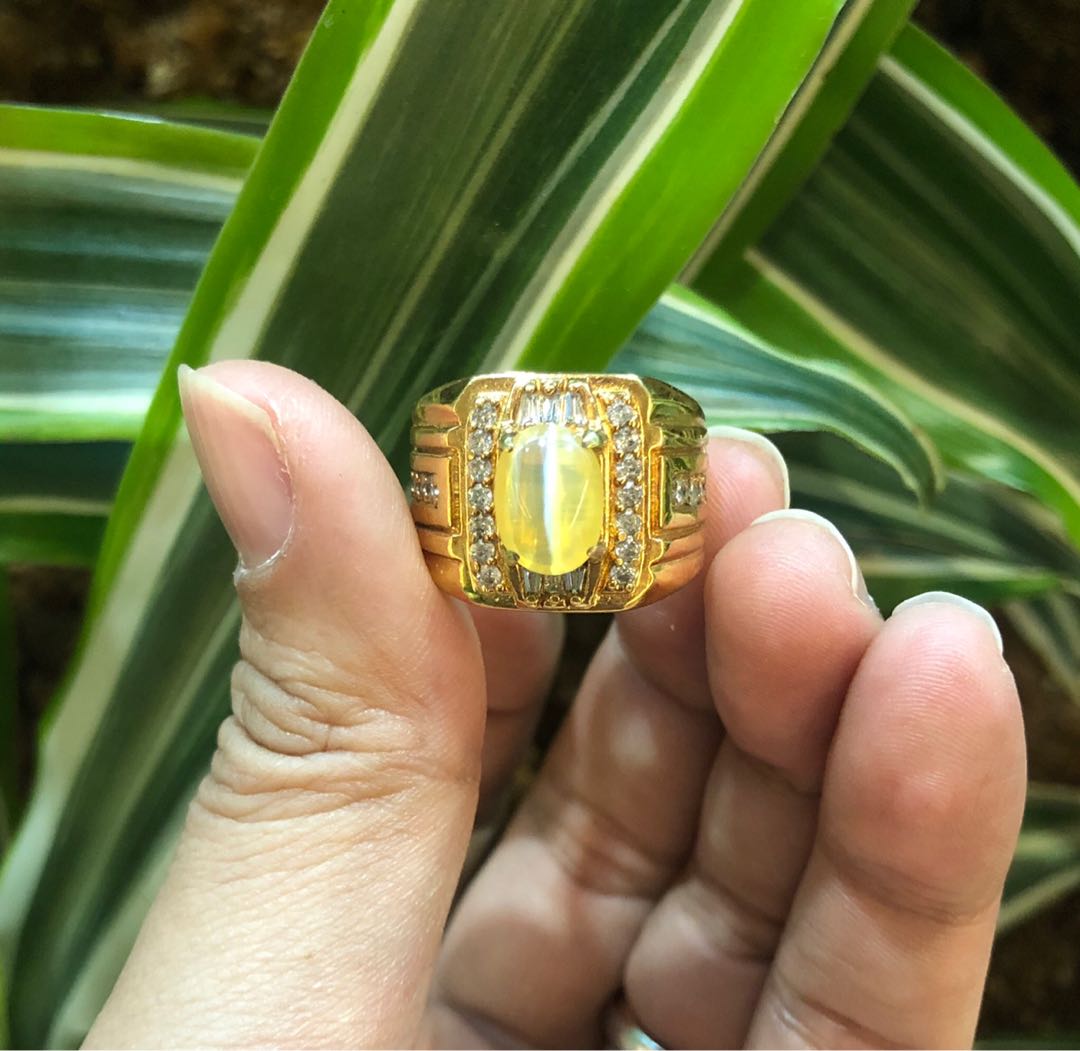 Cat's eye clearance opal