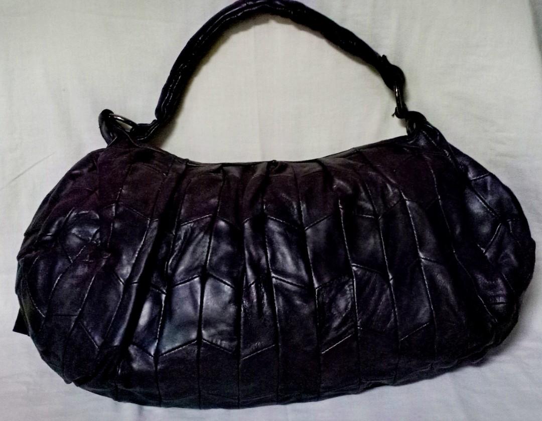 Preloved japan bag (Category: Cross-body Bags) located in San Juan City. Submitted by stufforless (Listing ID 249321146, Image 3). Description: Preloved japan bag Large size No flaws Good for travelling.