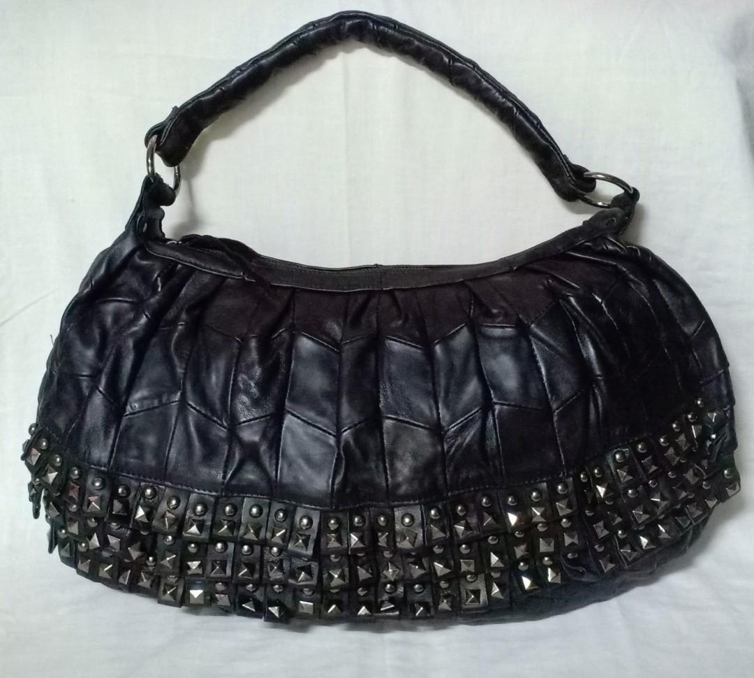 Preloved japan bag (Category: Cross-body Bags) located in San Juan City. Submitted by stufforless (Listing ID 249321146, Image 1). Description: Preloved japan bag Large size No flaws Good for travelling.