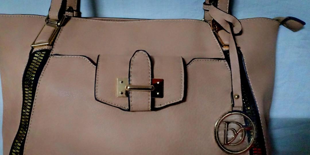 Womens bag from japan (Category: Cross-body Bags) located in San Juan City. Submitted by stufforless (Listing ID 249323015, Image 3). Description: Looks new No flaws Hardwares are gold and shiny.