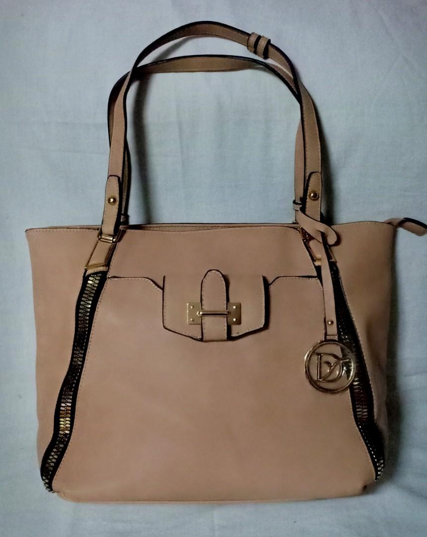 Womens bag from japan (Category: Cross-body Bags) located in San Juan City. Submitted by stufforless (Listing ID 249323015, Image 1). Description: Looks new No flaws Hardwares are gold and shiny.