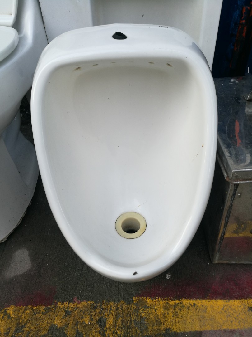 2nd hand urinal, Furniture & Home Living, Bathroom & Kitchen Fixtures