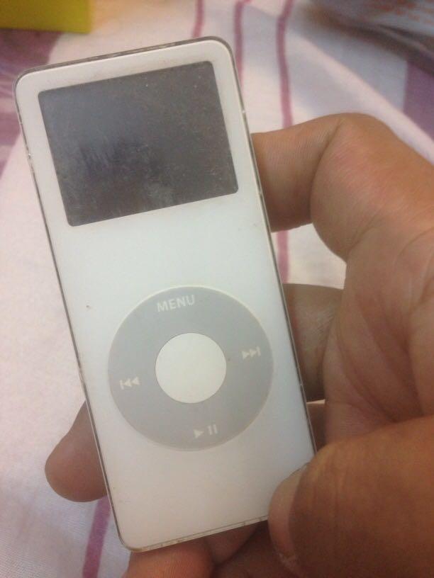 Ipod 2gb (Category: iPad) located in Petaling Jaya. Submitted by bern0328 (Listing ID 249559643, Image 2). Description: Im selling this Ipod 2gb For repair Can on Only white screen only on display.