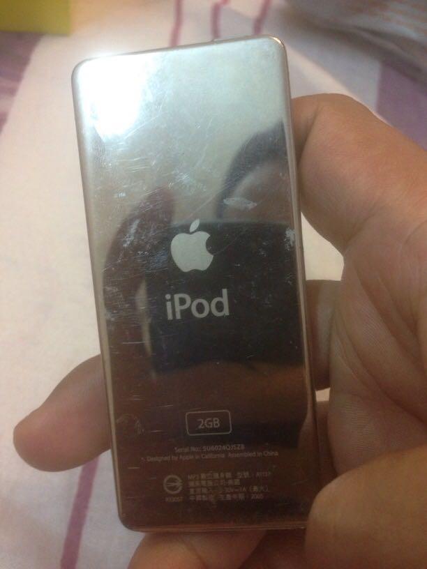 Ipod 2gb (Category: iPad) located in Petaling Jaya. Submitted by bern0328 (Listing ID 249559643, Image 1). Description: Im selling this Ipod 2gb For repair Can on Only white screen only on display.