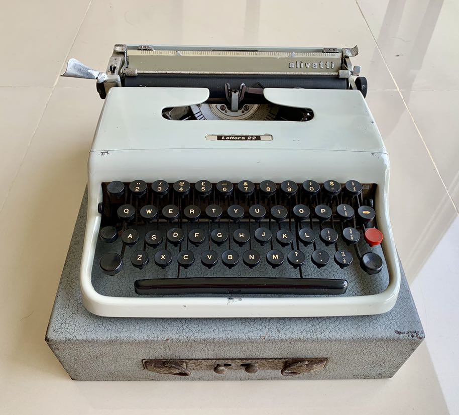 Macchina scrivere lettera 22