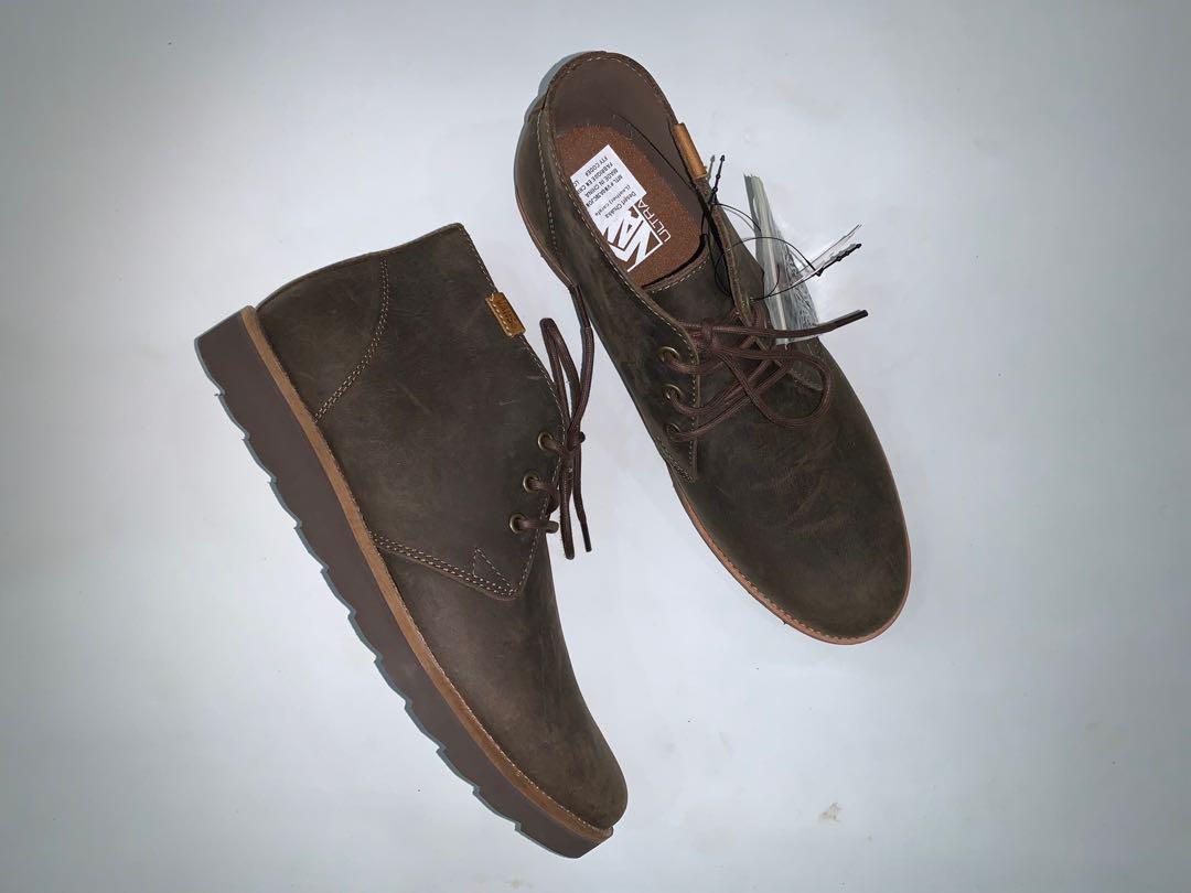 Desert chukka boots vans top