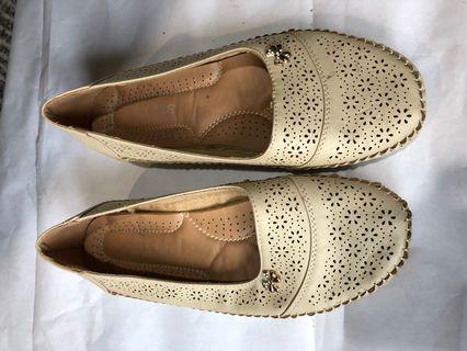 Woman's flat shoe