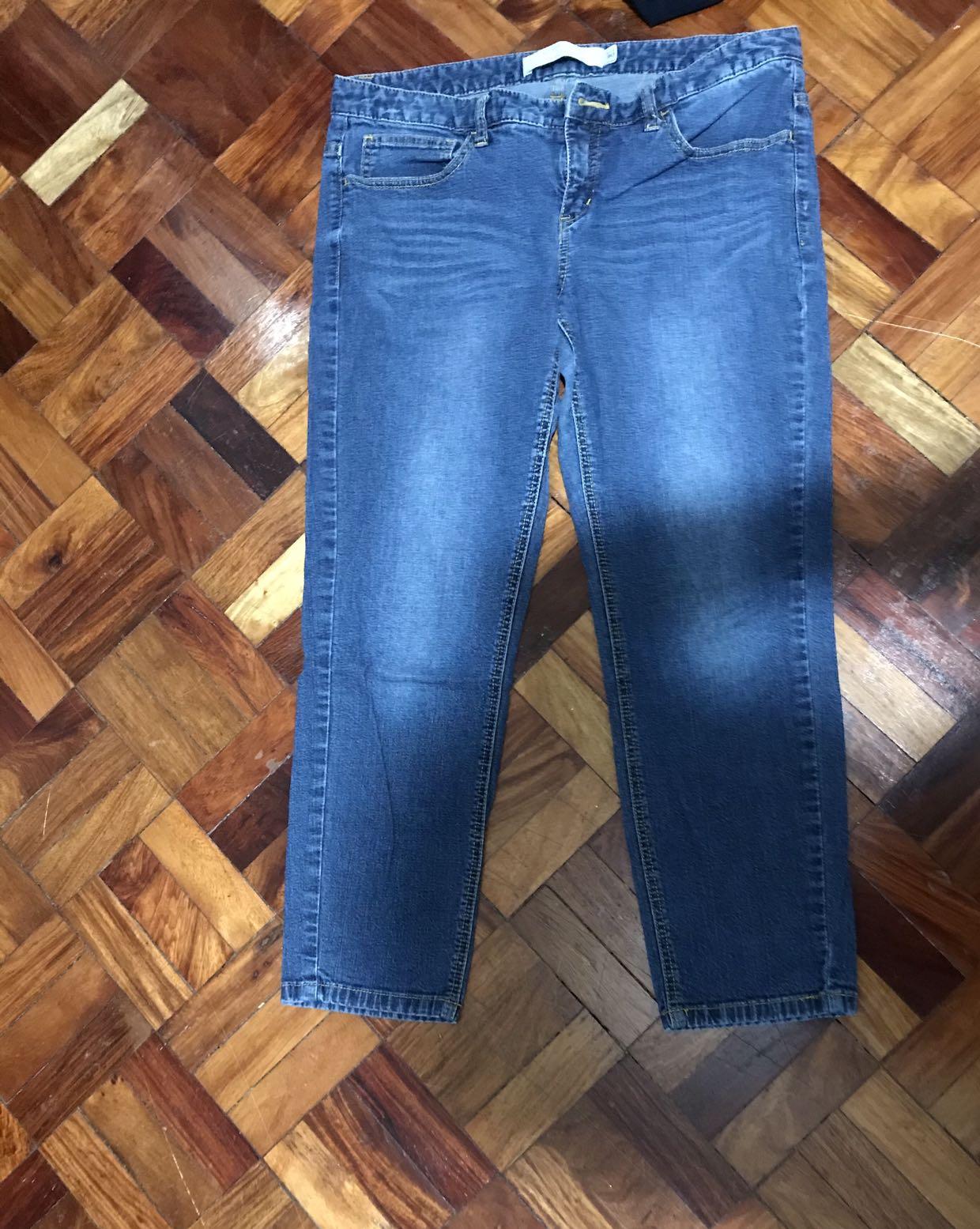 Giordano Slim Rise Jeans SIZE30 (Category: Jeans) located in Quezon City. Submitted by mumsy1925 (Listing ID 249745161, Image 1). Description: Used. Still in good condition. RFS decluttering. Giordano Jeans Slow Rise Tapered Audrey Size 30.