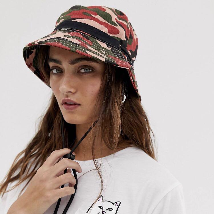 Bucket hat with toggle