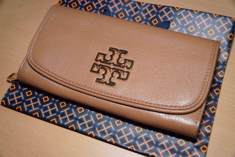 Tory Burch Britten Duo Envelope Wallet - Bark (color), Women's Fashion,  Bags & Wallets, Wallets & Card holders on Carousell