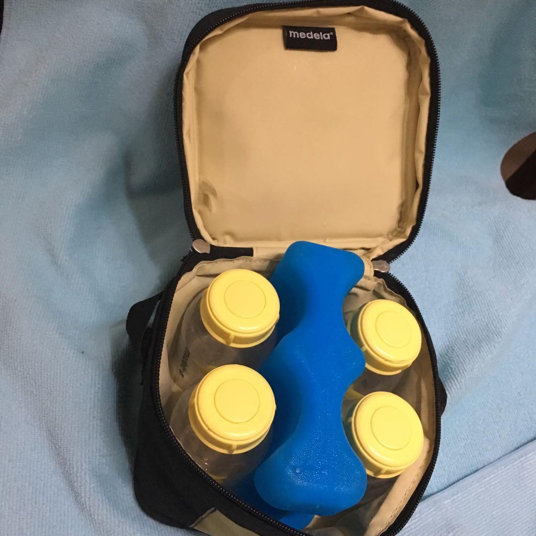 Medela breastfeeding kit (Category: Breastfeeding & Bottle Feeding) located in Muntinlupa City. Submitted by phrque (Listing ID 250138931, Image 2). Description: 4 bottles, ice pack and small bag. 1 bottle - used 3 bottles - unused .