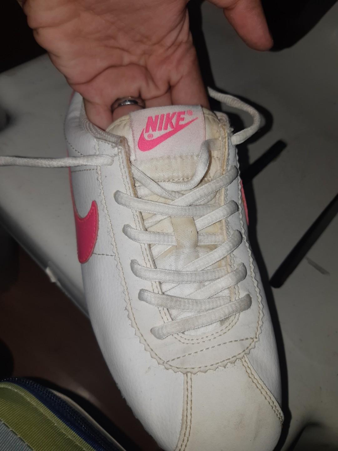 Hot pink 2025 nike cortez