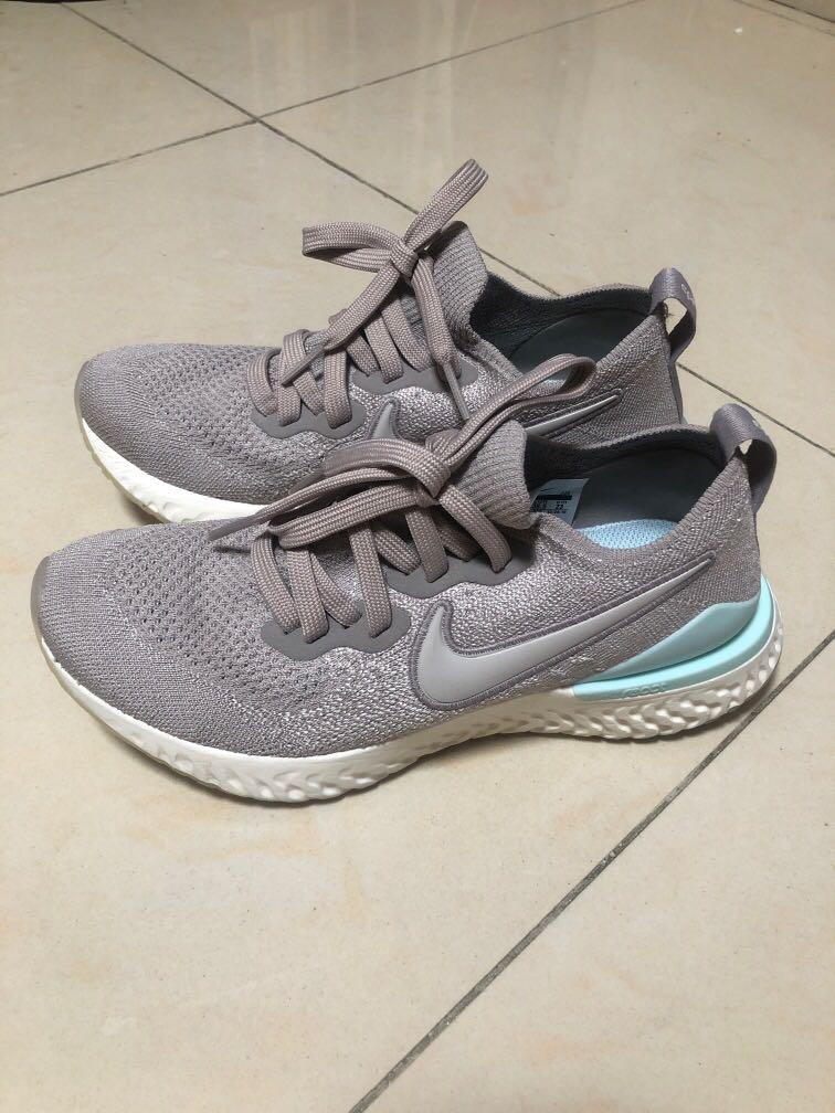 Nike Epic React Flyknit 2 W in Moon 