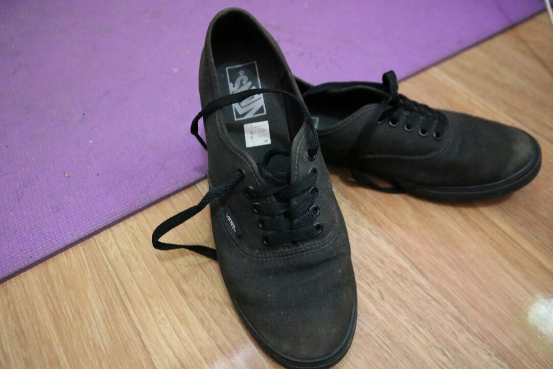 vans era classic all black skate shoes