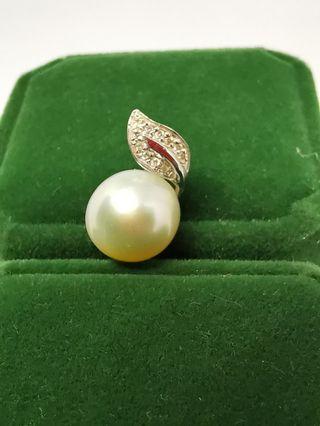 South Sea Pearl pendant with diamonds in 14k white gold setting