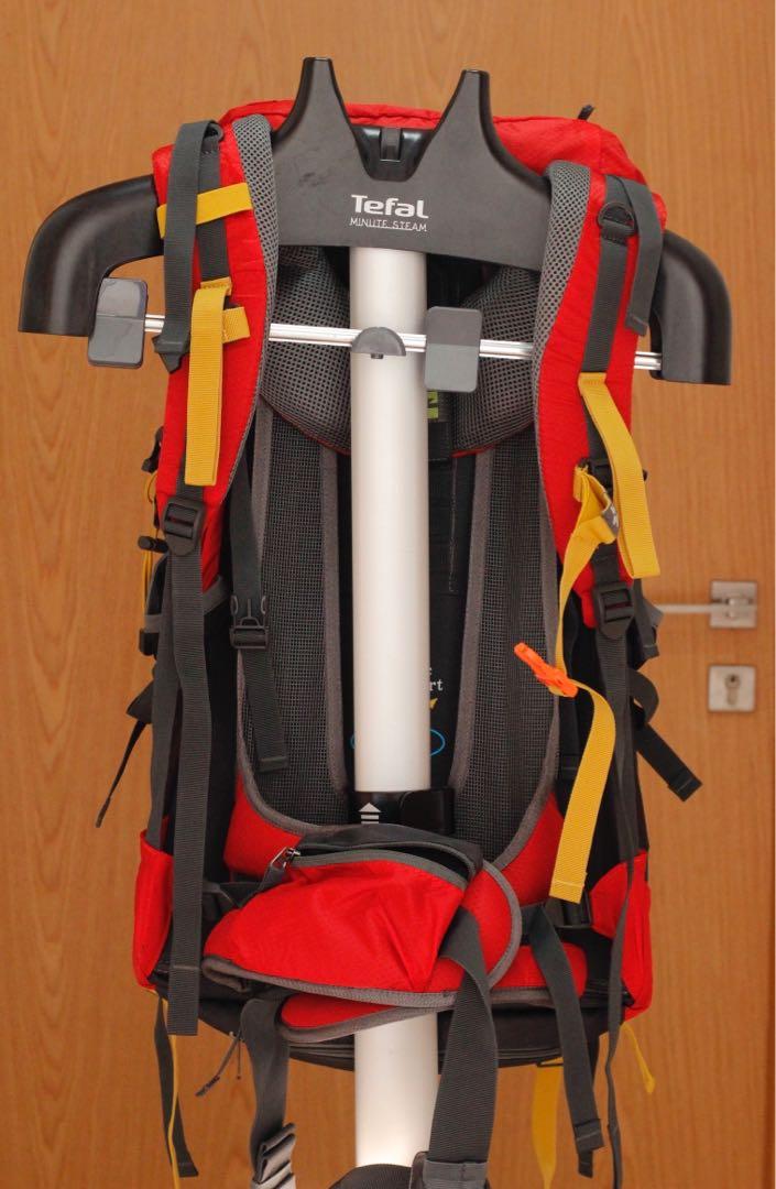 Backpack (Category: Backpacks) located in Singapore. Submitted by jason102030 (Listing ID 250260759, Image 3). Description: 9.5/10 condition .