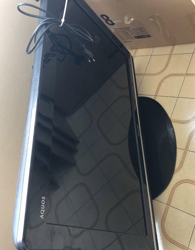 Sharp Aquos 32inch lcd tv LC32L400x with HDMI input, TV & Home