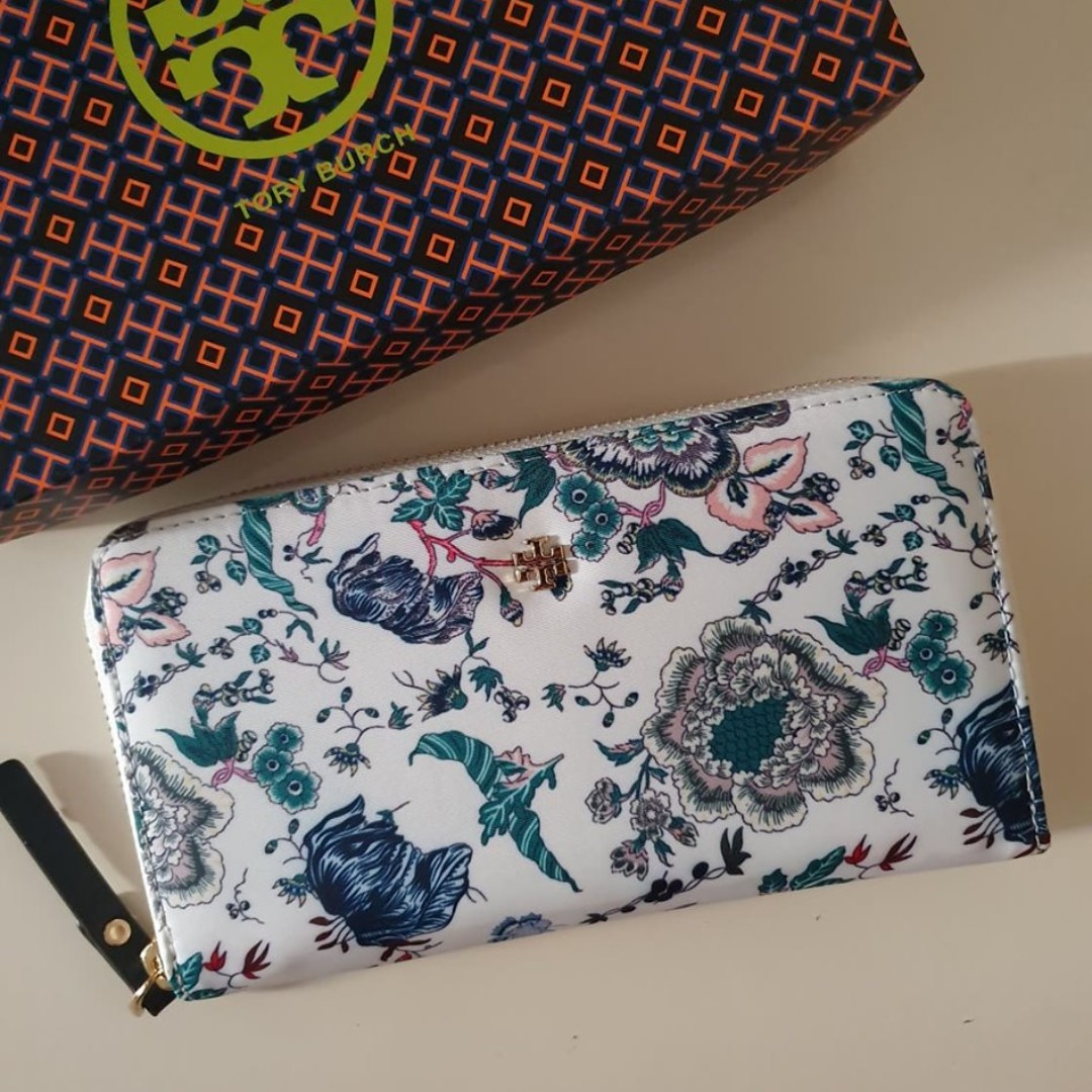 Tory Burch Fleming Floral Zip Around Continental Wallet - White, Women's  Fashion, Bags & Wallets, Wallets & Card holders on Carousell