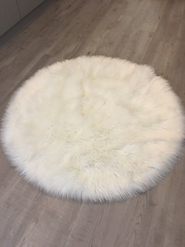 White round carpet, Furniture & Home Living, Home Decor, Carpets, Mats