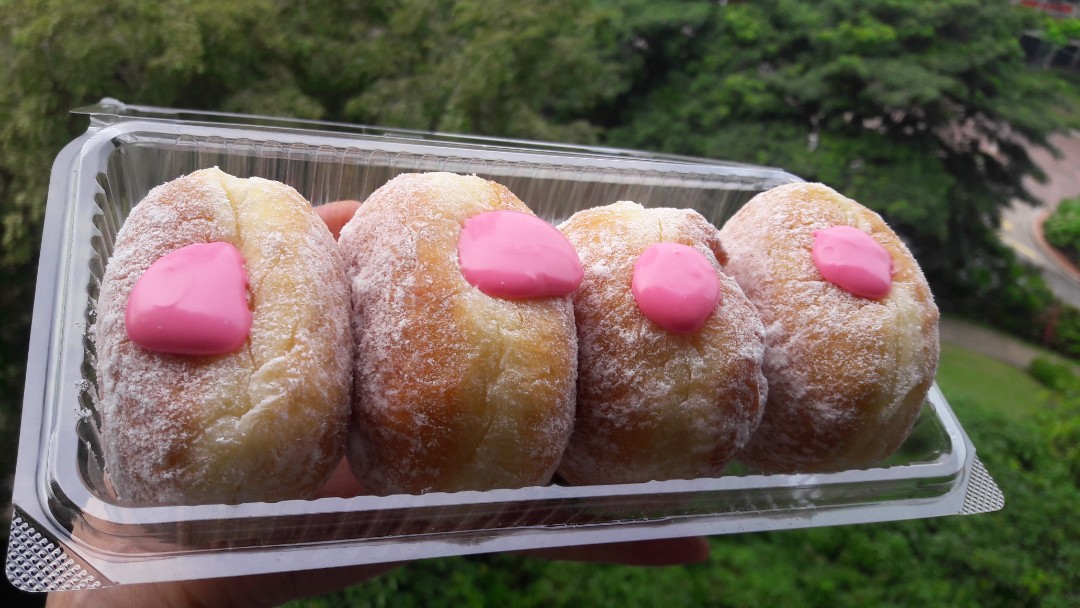 Bombolini strawberry, Food & Drinks, Packaged & Instant Food on Carousell