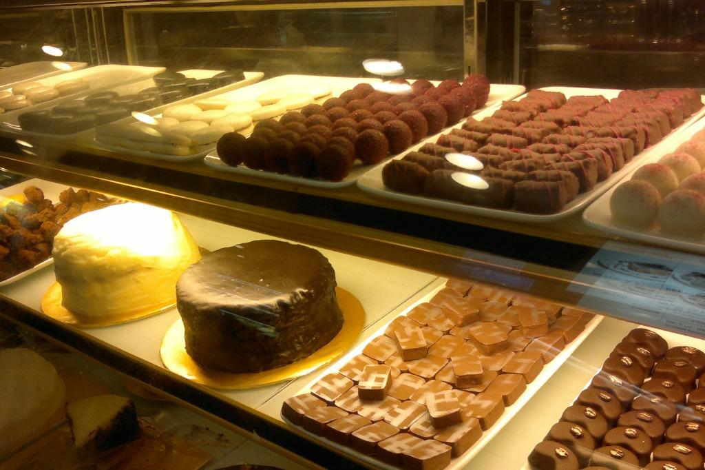 CAKE DISPLAY SHOWCASE CHILLER 7 FEET, Furniture & Home Living