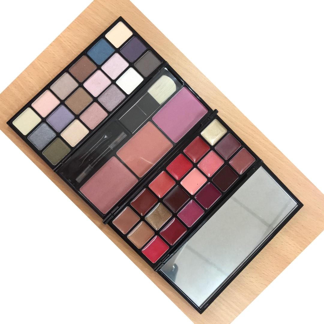 Avon Color Fold-Up Make-Up Palette (Category: Makeup) located in Manila. Submitted by xtn18 (Listing ID 250588341, Image 3). Description: SF shall be shouldered by the buyer. SMS for faster transaction: 0927-7253688.
