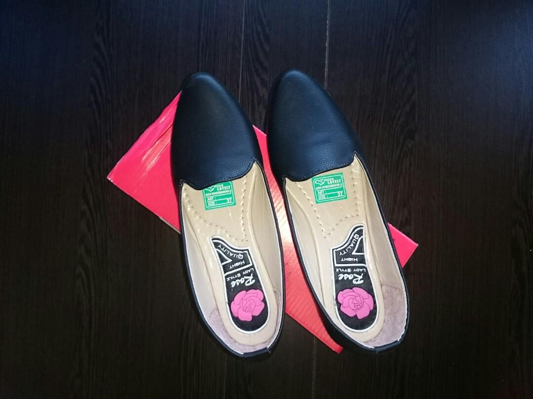 Flat Shoes Wanita Warna Hitam Polos Motif Kulit Jeruk Sol Karet Size 37 Fesyen Wanita Sepatu Di Carousell