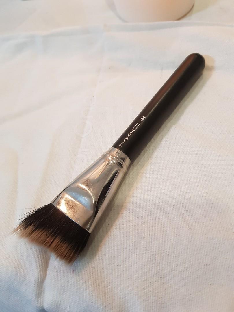Mac 164 bronzer/contour Creme /mineral brush (Category: Makeup) located in Quezon City. Submitted by thelushclosetph (Listing ID 250750918, Image 1). Description: Bought for 2,800 php Good for both powder and Creme products Sculpts cheeks well.