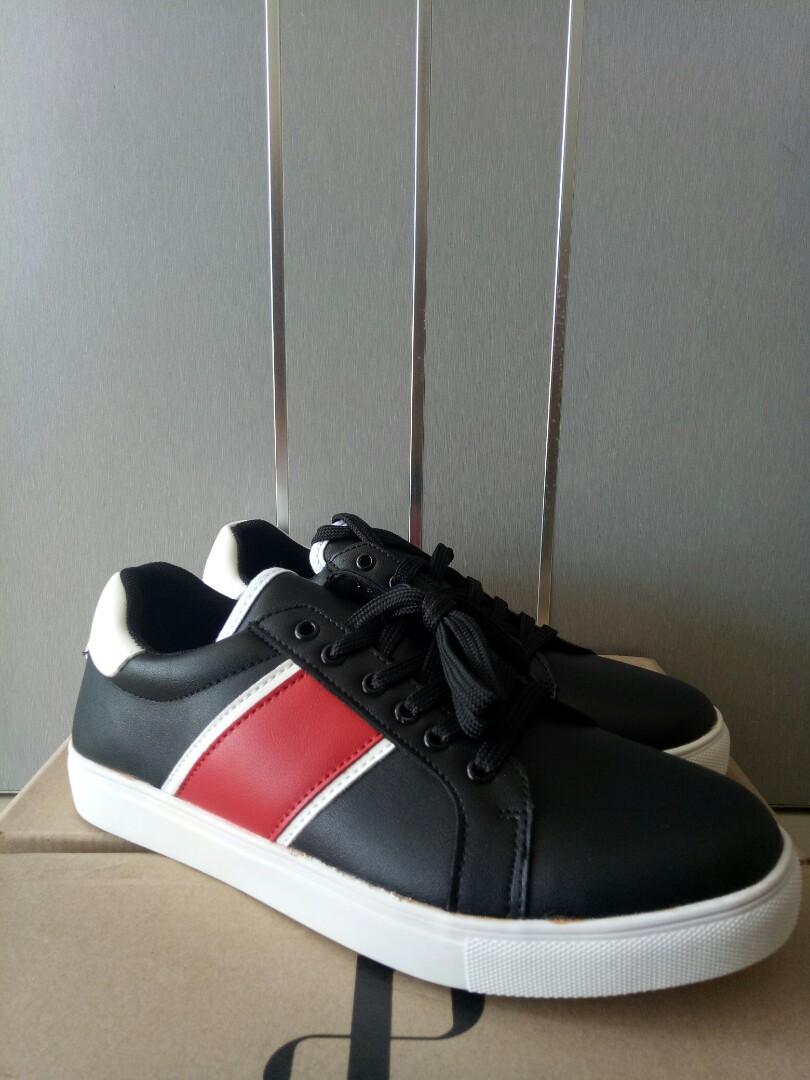 Sepatu Casual Sneakers Pria Hitam Merah Sekolah Kuliah Keren
