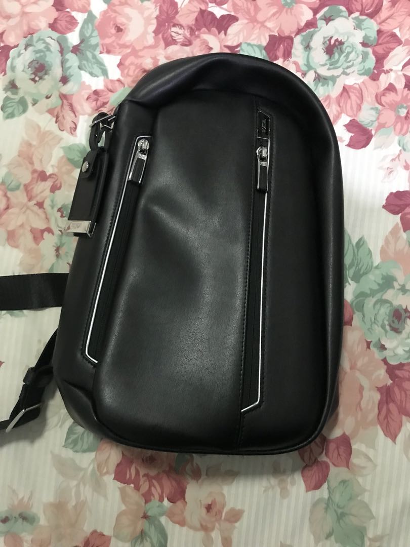 Tumi arrive hotsell massena sling