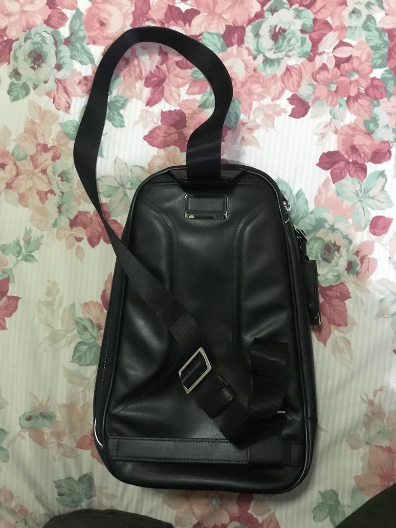 tumi arrive sling