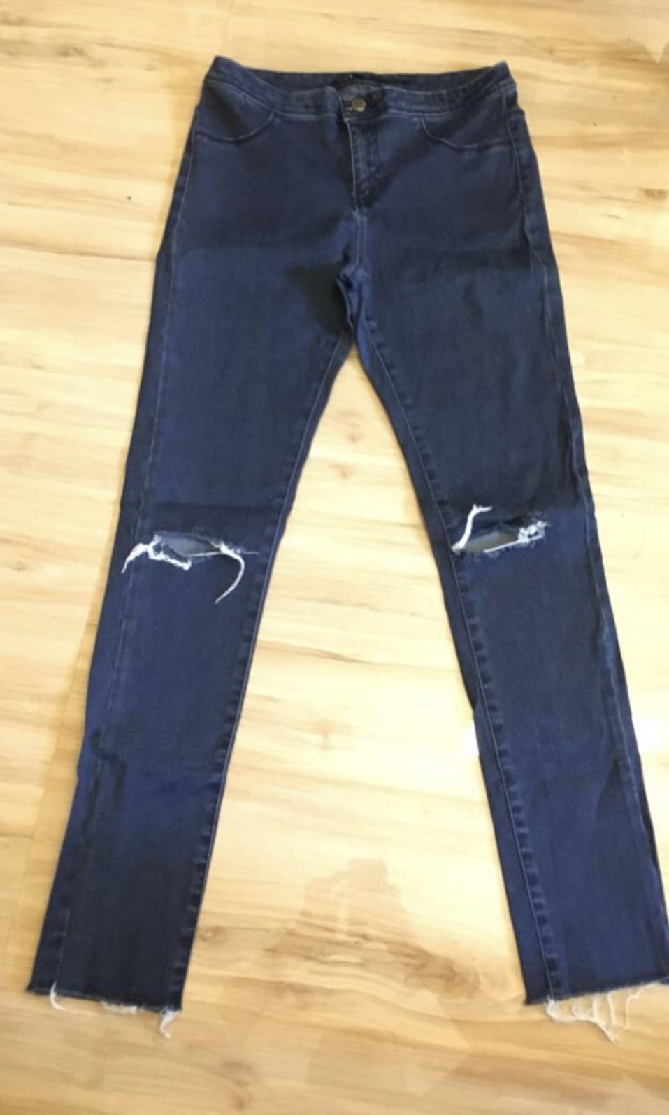 Authentic Zara highwaist jeans (Category: Jeans) located in Makati City. Submitted by curatedthingsph (Listing ID 250932772, Image 2). Description: Not overrun Semi stretch Ripped Raw hem .