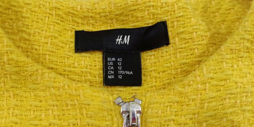Jacket (Category: Longsleeves) located in Puchong. Submitted by sweetbaha (Listing ID 250960181, Image 3). Description: Material tebal Pakai masa pergi Genting.